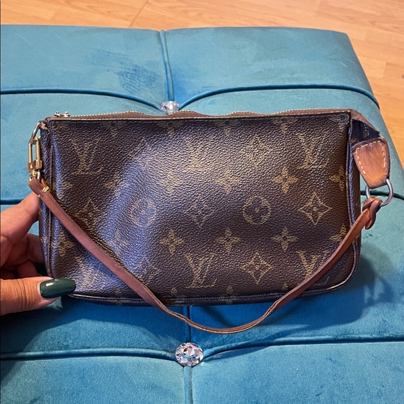 ✴️WEEKEND SALE✴️Louis Vuitton Pouchette - Picture 1 of 16